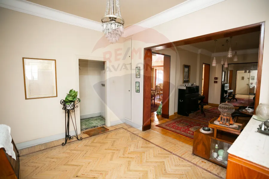 شقة للبيع 250 م سيدي جابر الشيخ (بين بورسعيد و البحر)