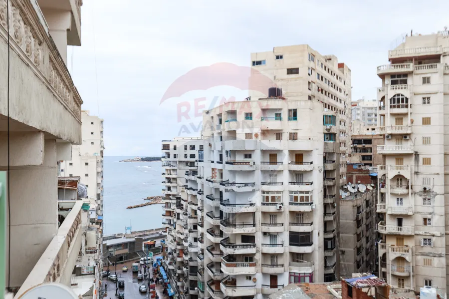 شقة للبيع 200 م ميامي ( ش خالد بن الوليد - خطوات من البحر )