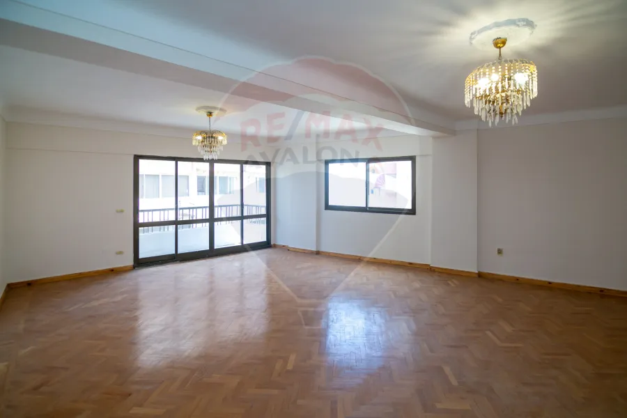 شقة للبيع 160 م سموحة (ش مصطفي كامل - خطوات من نادي سموحة)