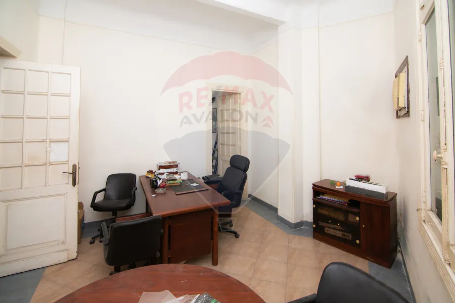 شقة إداري للبيع 125 م كيلوباترا (علي الترام مباشرة - وخطوات من ش أبو قير)