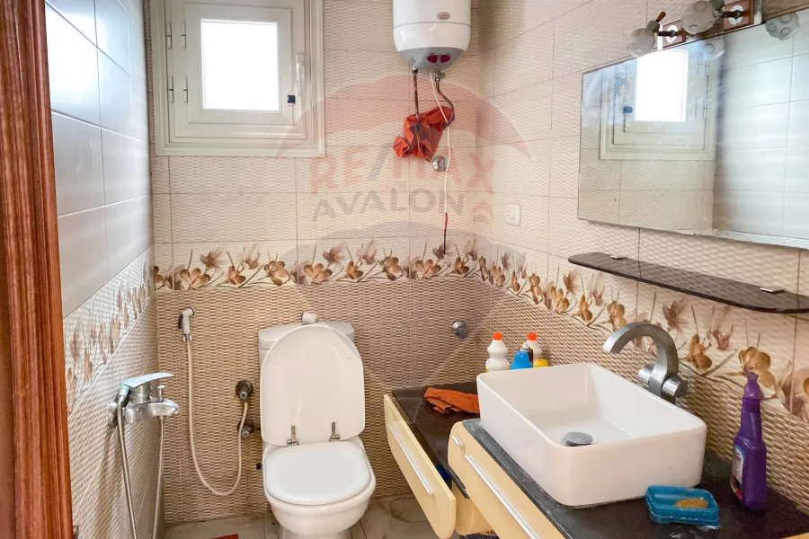 شقة للبيع 165 م زيزينيا (بين الترام و البحر)