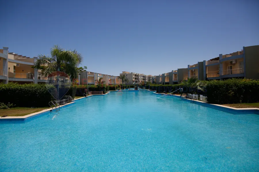 فيلا للبيع 420 م الساحل الشمالى (كومباوند سيدرا)  - صف أول على حمام السباحة