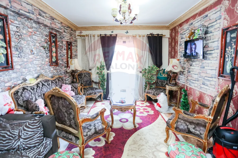 شقه للبيع 96 م كامب شيزار (خطوات من شارع كلية الهندسه)