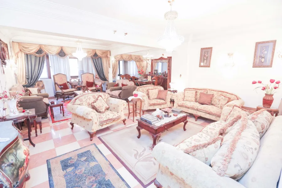 شقة للبيع 170م ميامي (ش جمال عبد الناصر)