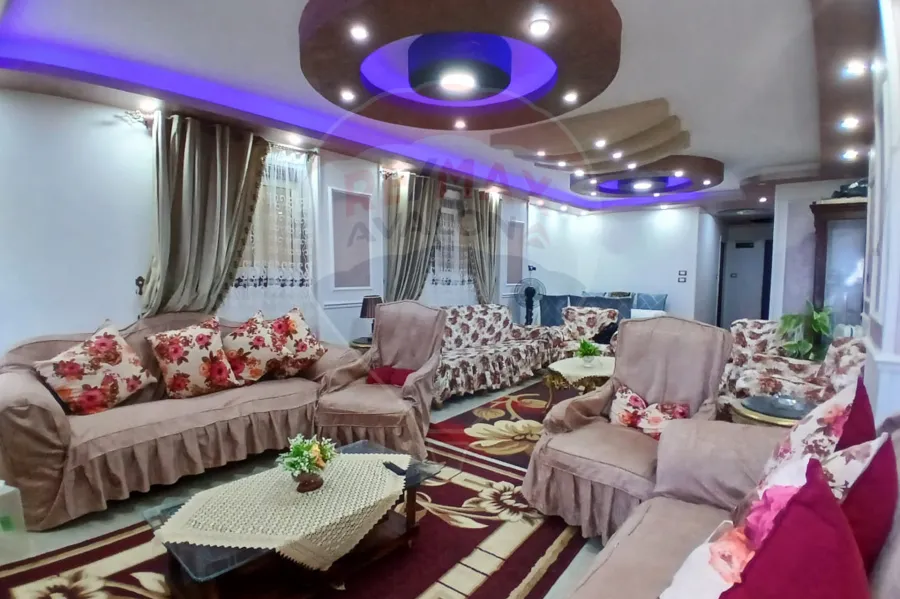 شقة للبيع 160 م المنتزة (ش الملك حفني)