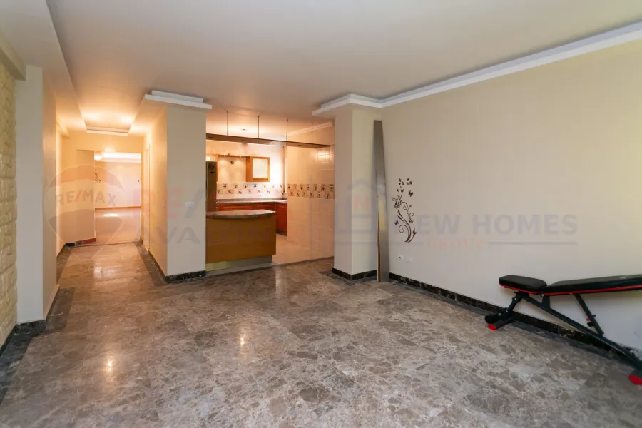 شقة للبيع 300 م محطة الرمل (علي البحر مباشرة)