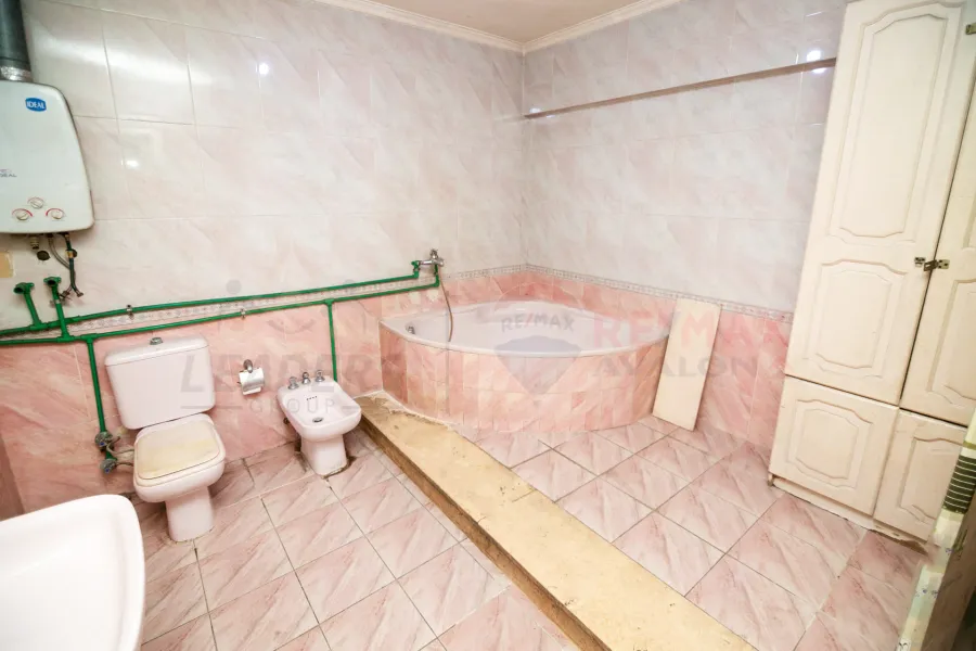 شقة للبيع 250 م لوران (ش أبوقير)