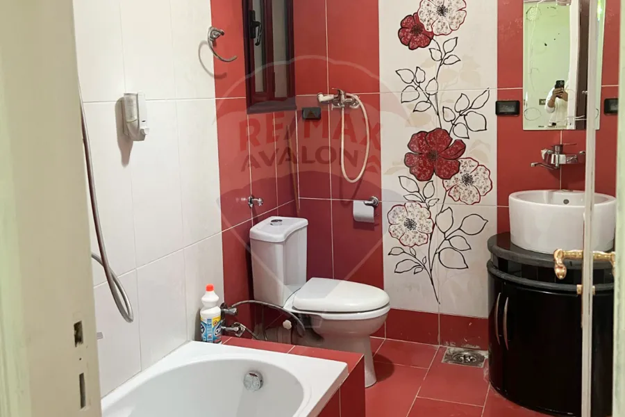 شقة للايجار المفروش 125 م سموحة (ش الهيلتون)