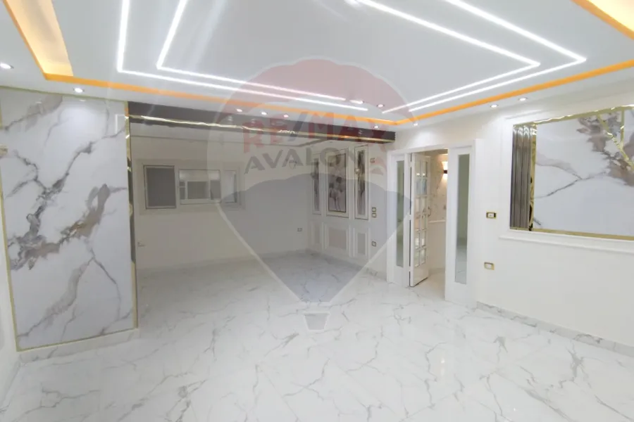 شقة للايجار 220 م لوران (ش عبد السلام عارف علي الترام )