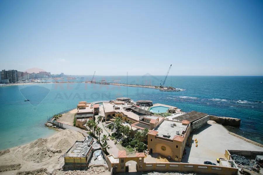 شقة للبيع 120 م سيدي بشر(علي البحر مباشرة)