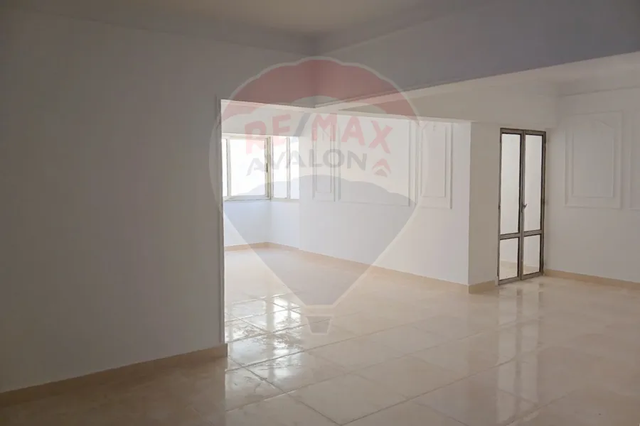 شقة للبيع 140 م مصطفي كامل (علي الترام مباشرة)