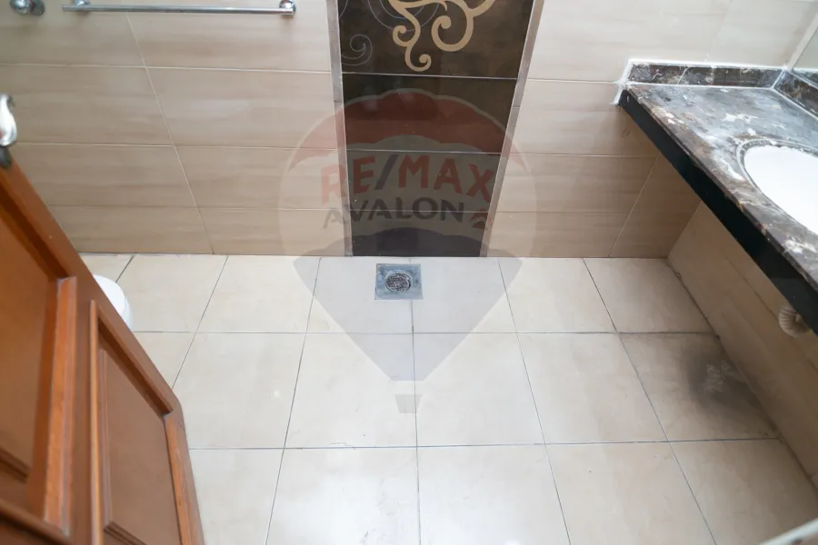 مقر اداري للايجار 300 م  لوران (شارع ابوقير)