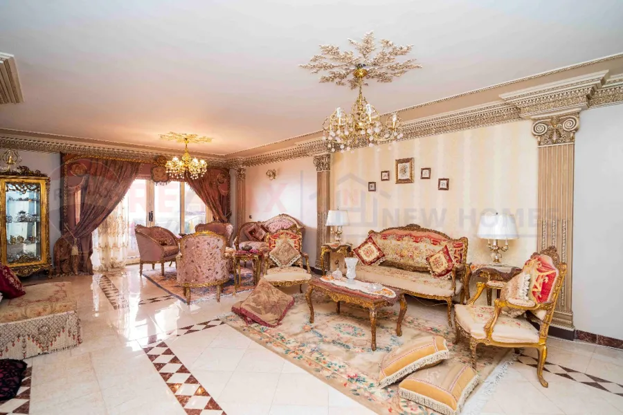 شقة للبيع 310 م  كامب شيزار (على البحر مباشرة)