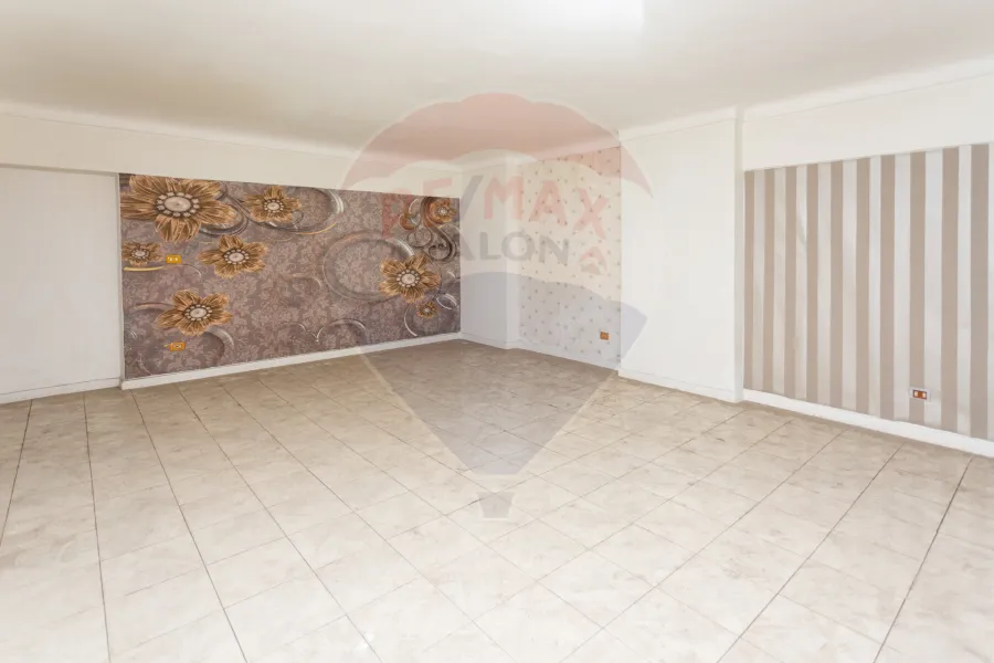 شقة للبيع 160 م ميامي (ش جمال عبد اناصر - امام الاكاديمية البحرية)