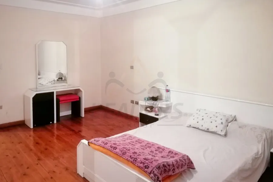 شقة للايجار 240 م لوران (علي الترام مباشرة)