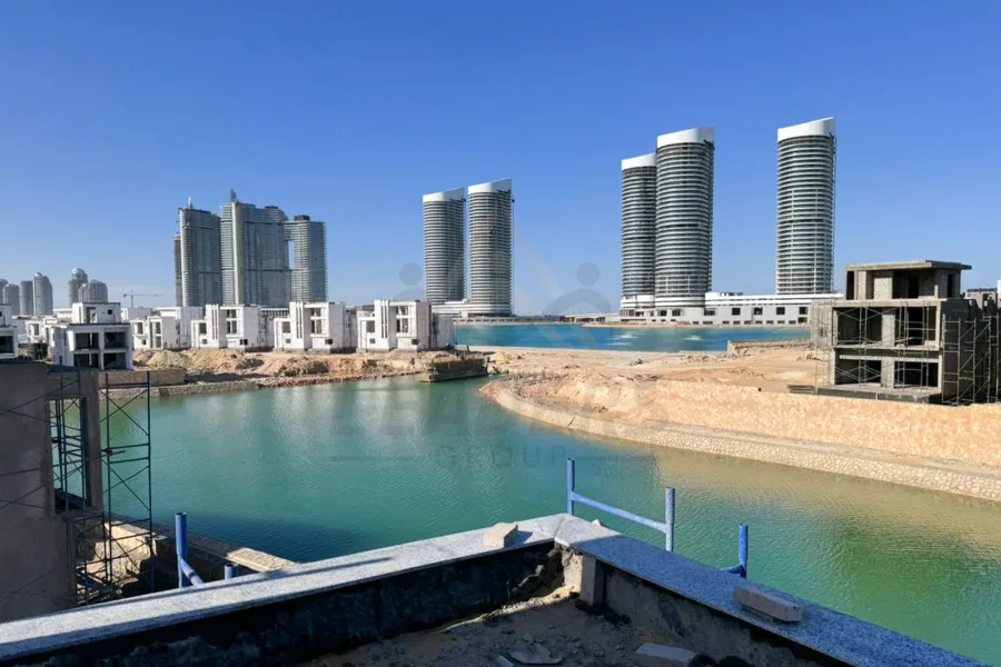 فيلا ستاند الون للبيع (مزارين - العلمين) 359 م