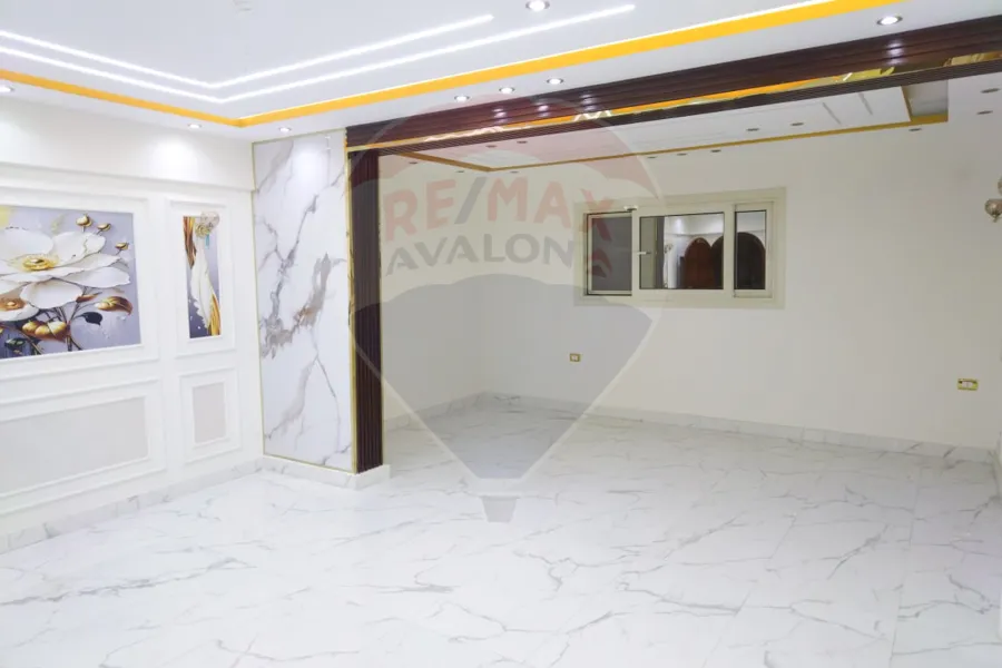 شقة للايجار 220 م لوران (ش عبد السلام عارف علي الترام )