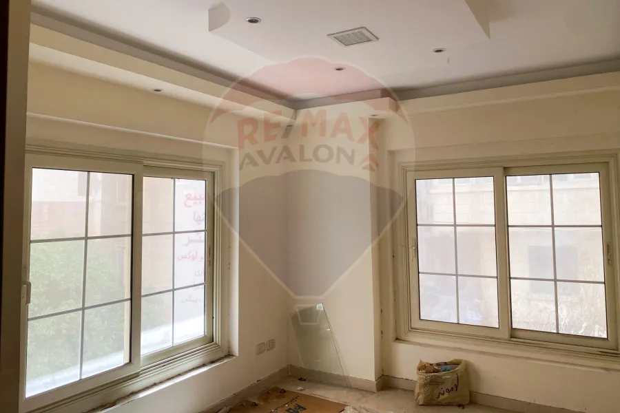 شقة للبيع 165 م زيزينيا (بين الترام و البحر)