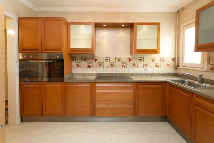 شقة للبيع 300 م محطة الرمل (علي البحر مباشرة)