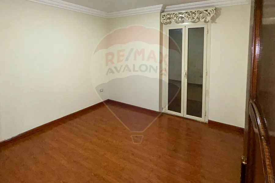 شقه للبيع  180 م لوران ( تاني نمره من البحر )