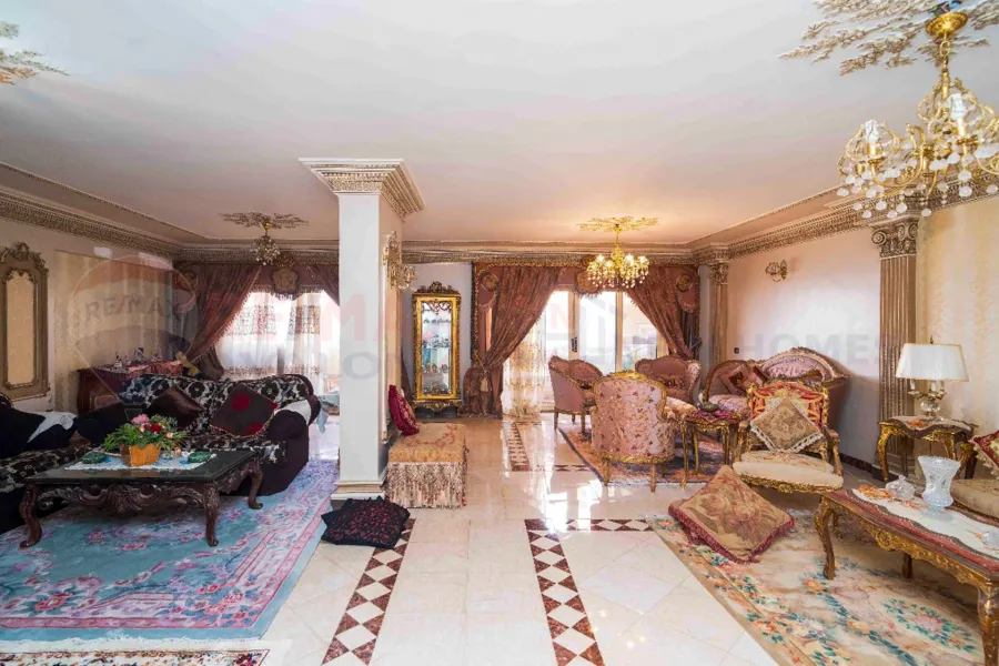 شقة للبيع 310 م  كامب شيزار (على البحر مباشرة)