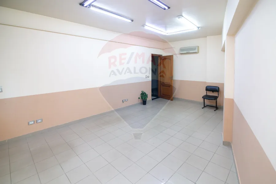 مقر اداري للايجار 300 م  لوران (شارع ابوقير)