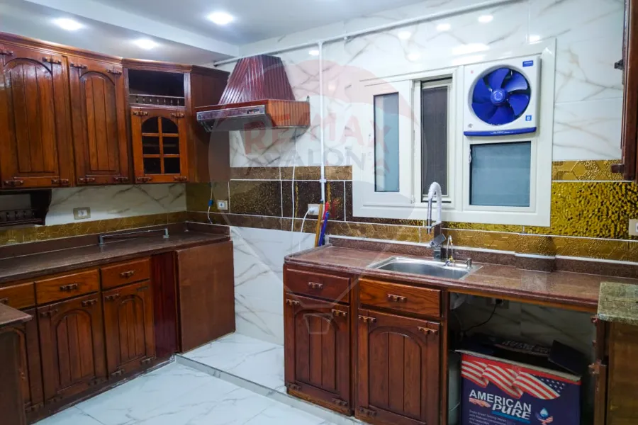 شقة للايجار 220 م لوران (ش عبد السلام عارف علي الترام )