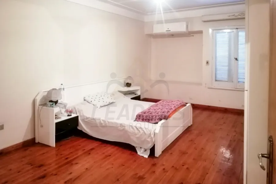 شقة للايجار 240 م لوران (علي الترام مباشرة)