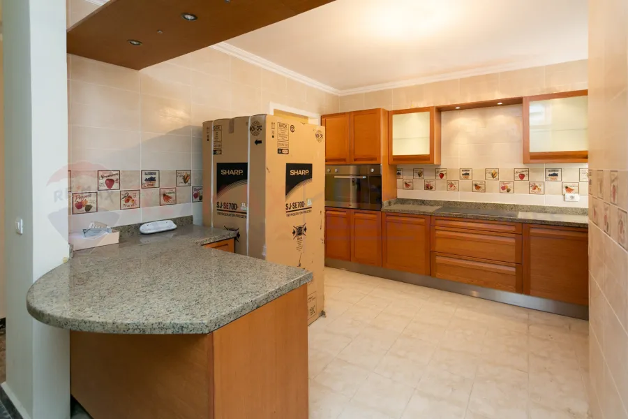 شقة للبيع 300 م محطة الرمل (علي البحر مباشرة)