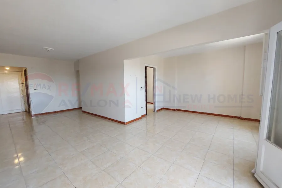 شقة للإيجار 105 م رشدي (على الترام مباشرة)