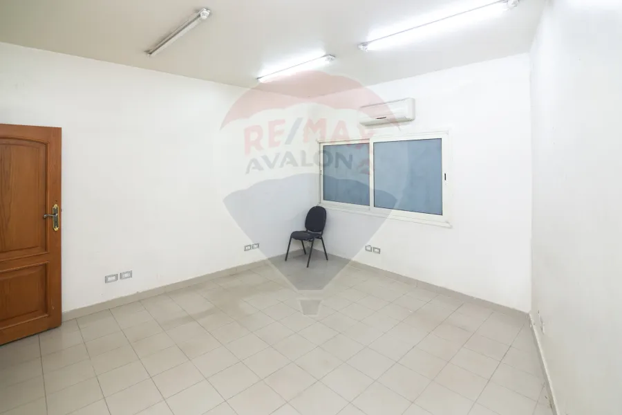 مقر اداري للايجار 300 م  لوران (شارع ابوقير)