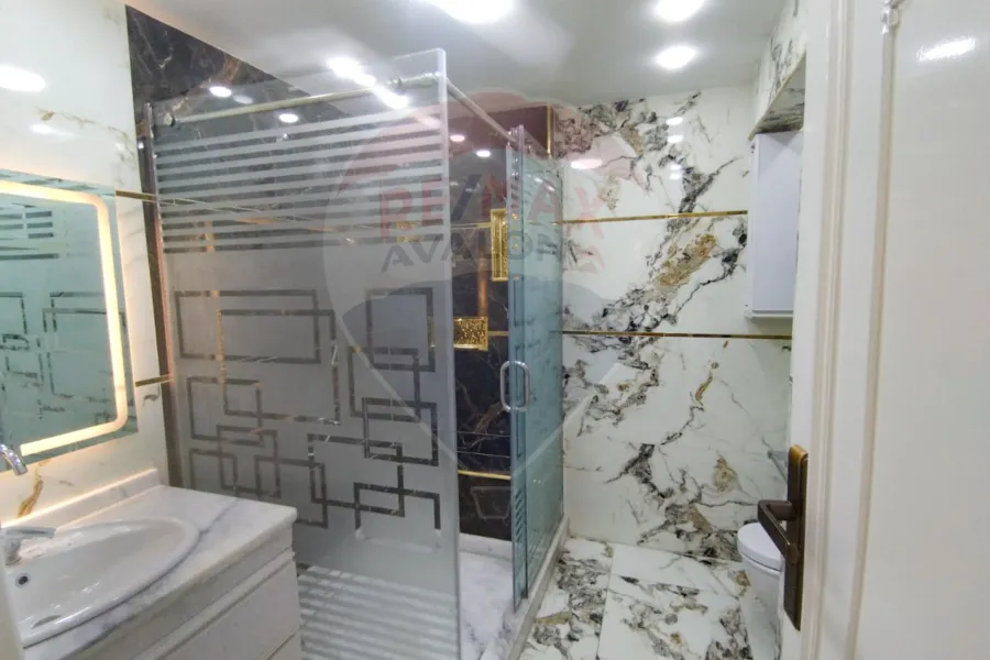 شقة للايجار 220 م لوران (ش عبد السلام عارف علي الترام )