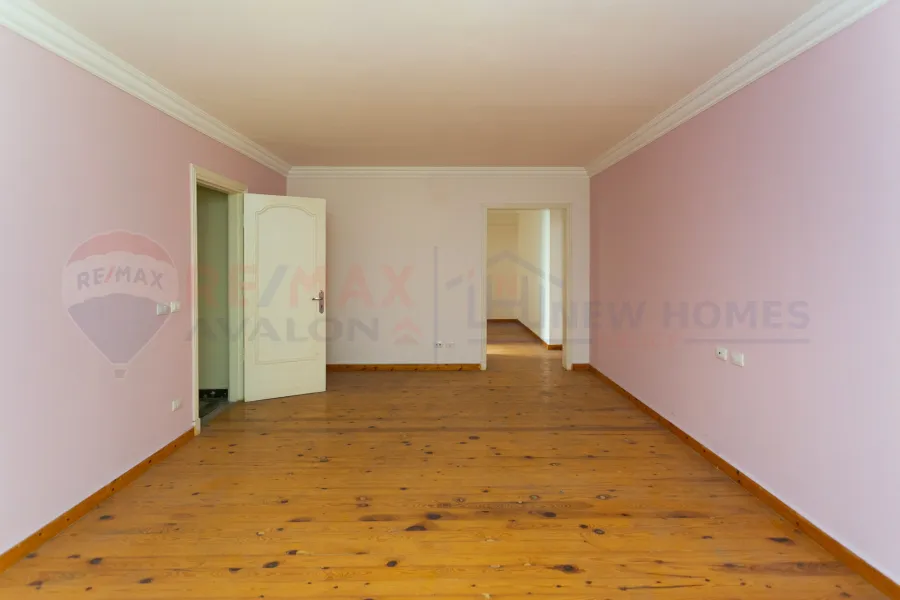 شقة للبيع 300 م محطة الرمل (علي البحر مباشرة)