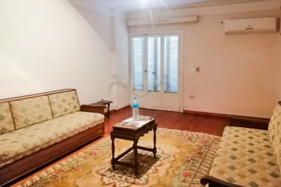 شقة للايجار 240 م لوران (علي الترام مباشرة)