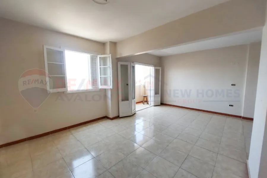 شقة للإيجار 105 م رشدي (على الترام مباشرة)