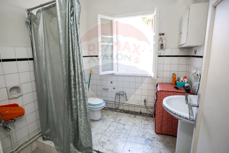 شقة للبيع 250 م سيدي جابر الشيخ (بين بورسعيد و البحر)