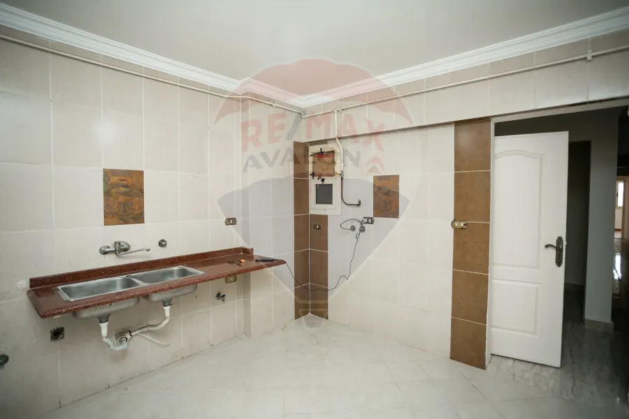 شقة للبيع 232 م كفر عبده (ش سكينة بنت الحسين)