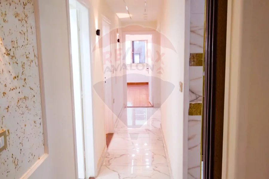 شقة للايجار 220 م لوران (ش عبد السلام عارف علي الترام )