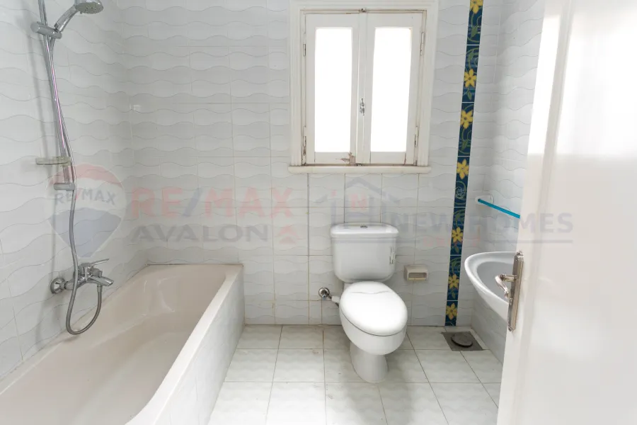 شقة للبيع 300 م محطة الرمل (علي البحر مباشرة)