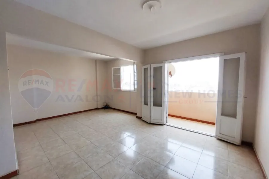 شقة للإيجار 105 م رشدي (على الترام مباشرة)