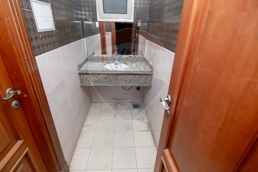 مقر اداري للايجار 300 م  لوران (شارع ابوقير)