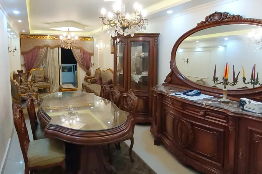 شقه للبيع  130م ميامى (ش الصرافة)