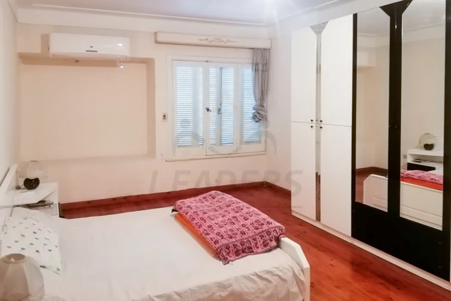 شقة للايجار 240 م لوران (علي الترام مباشرة)