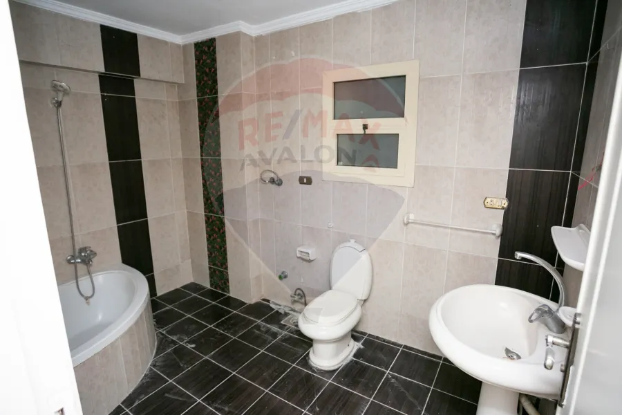 شقة للبيع 232 م كفر عبده (ش سكينة بنت الحسين)