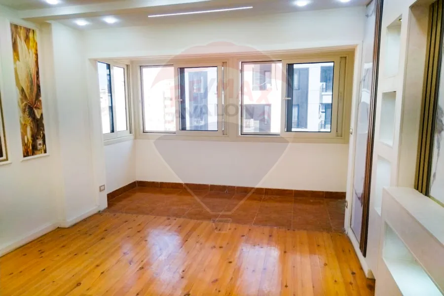 شقة للايجار 220 م لوران (ش عبد السلام عارف علي الترام )