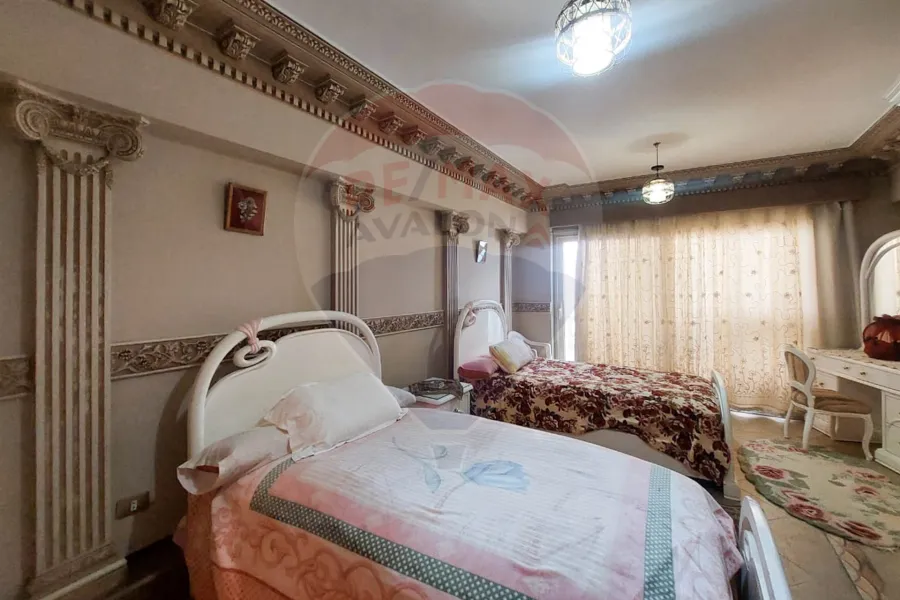 شقة للإيجار المفروش 160 م كامب شيزار (علي البحر مباشرة)