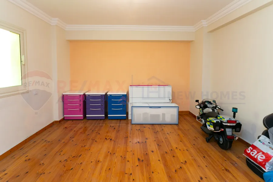 شقة للبيع 300 م محطة الرمل (علي البحر مباشرة)