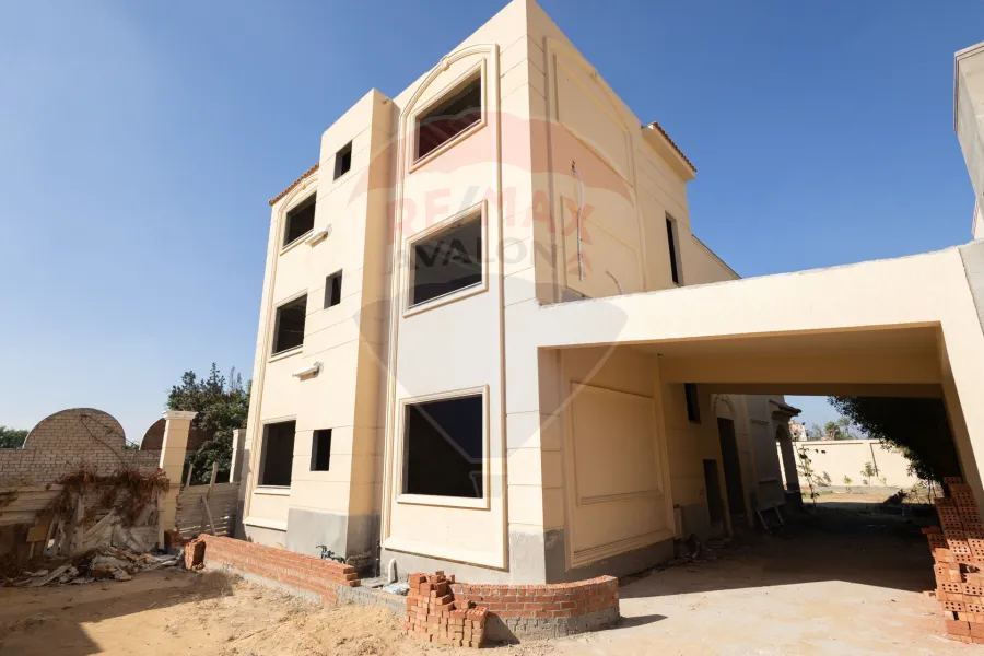 Villa for sale 615 m King Mariout (Royal Compound)