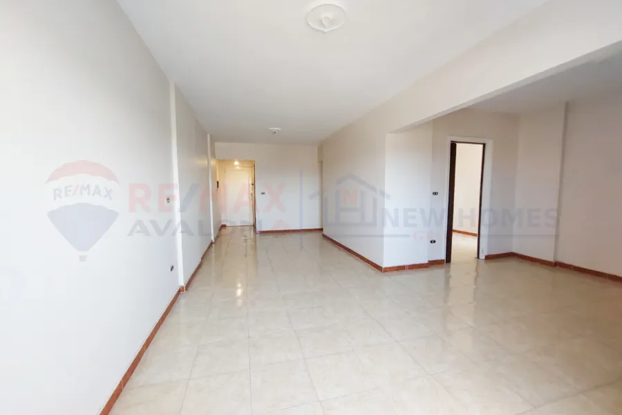 شقة للإيجار 105 م رشدي (على الترام مباشرة)