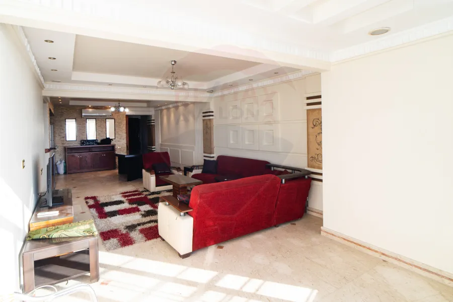 شقة للايجار المفروش 200 م سابا باشا (على البحر مباشرة)